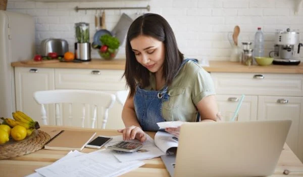 Women setting budget